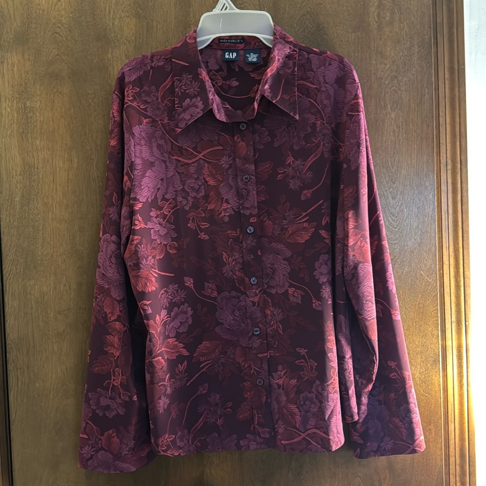 Gap XL ladies top. 93% 7% spandex. Super comfy  long sleeve  accent slit button